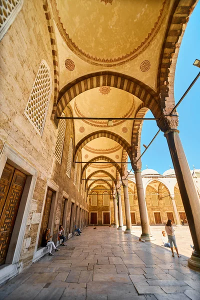 Pátio Interno Mesquita Arquitetura Religião Islâmica Dia Ensolarado Istambul Turquia — Fotografia de Stock