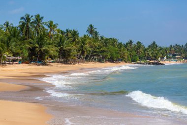 Adadaki mükemmel ıssız okyanus manzaralı plaj..
