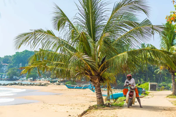 Homem Num Ciclomotor Veio Descansar Praia Sri Lanka 2018 — Fotografia de Stock