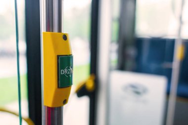 Yolcu bölümündeki dur anonsu düğmesine yakın çekim.