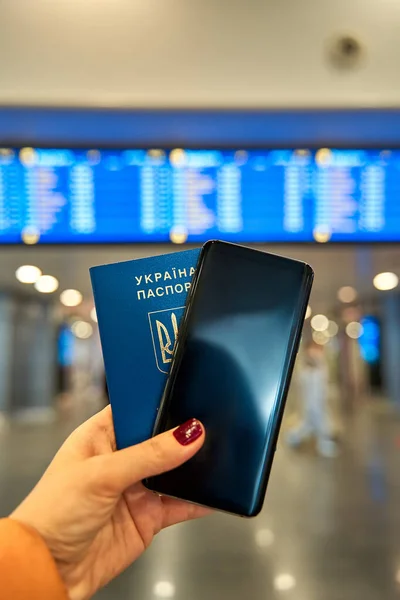 Pass Och Telefon Handen Bakgrunden Flygplatsen Informationstavla Resa Med Minsta — Stockfoto