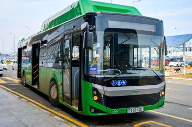 Tiflis 'e giden havaalanı servis otobüsü. Otobüs havaalanındaki otobüs durağından yolcuları alır. Tiflis, Gürcistan - 03.16.2021