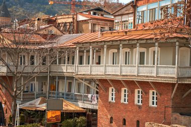 Eski Tiflis şehrinin rahat bir bölgesinin otantik mimarisi. Tiflis, Gürcistan - 03.17.2021