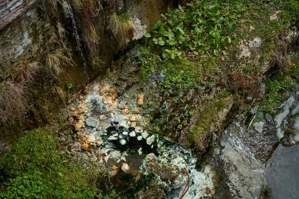 Fonte Sulfureto Hidrogénio Flui Rocha — Fotografia de Stock