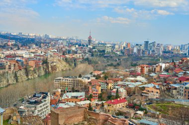 Eski kent ve modern mimari ile Gürcistan 'ın başkenti Tiflis' in panoramik manzarası. Tiflis, Gürcistan - 03.17.2021