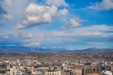 Yoğun nüfuslu bir şehrin manzarası. Yukarıdan Tiflis şehri manzarası.