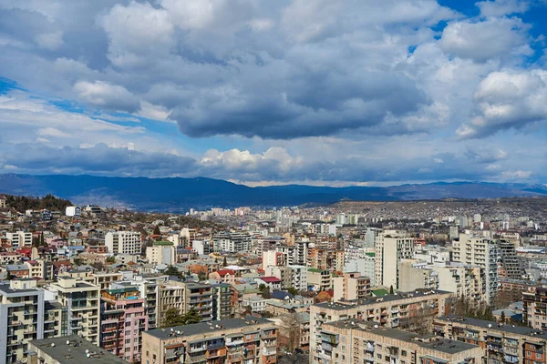 人口密度の高い都市のパノラマ トビリシ市内の風景 — ストック写真