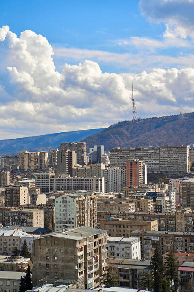 Панорама густонаселенного города. Городской пейзаж Тбилиси сверху.
