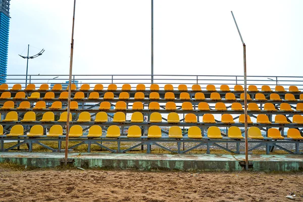 Жовті Пластикові Сидіння Подіумі Маленького Спортивного Поля — стокове фото