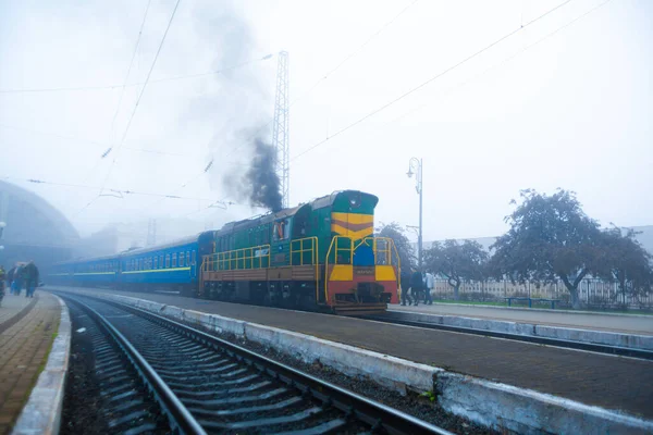 Железнодорожную Станцию Прибывает Тепловоз Вагонами Львов Украина 2019 — стоковое фото