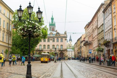 Lviv şehrinin merkez meydanındaki binaların mimarisi. Eski Avrupa. Lviv, Ukrayna - 05.15.2019