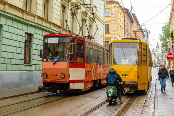 旧电车沿着欧洲古城的街道行驶 乌克兰利沃夫 2019 — 图库照片