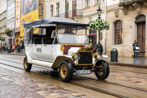 Coche Eléctrico Diseño Retro Coche Excursión Ciudad Vieja Europa Lviv — Foto de Stock