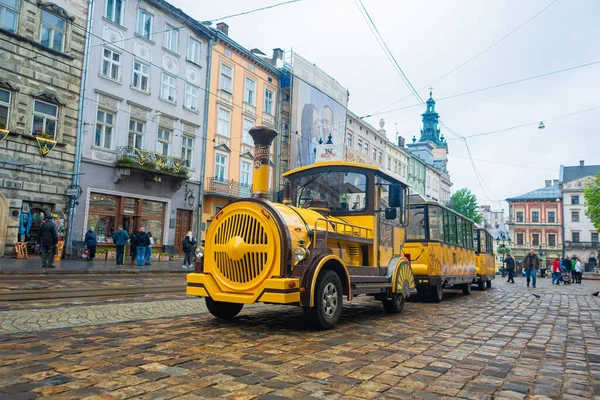 蒸汽机车一种带有车厢的蒸汽机车形式的电动车欧洲古城的观光车 乌克兰利沃夫 2019 — 图库照片