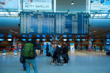 Havaalanı terminalinin lobisinde uçuş çizelgesi olan büyük ekran. Lviv, Ukrayna - 05.15.2019