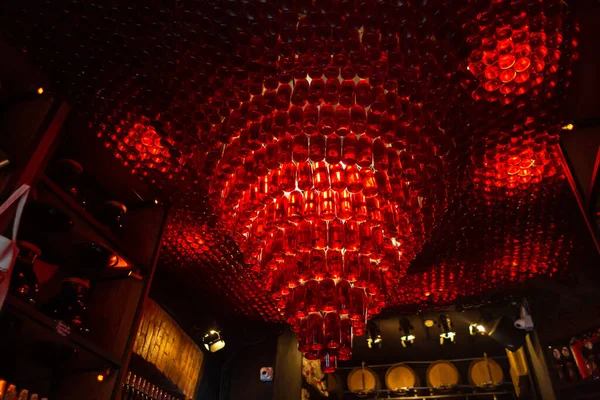 Красная Люстра Потолке Стеклянных Бутылок Концепция Декора Интерьера Бара — стоковое фото