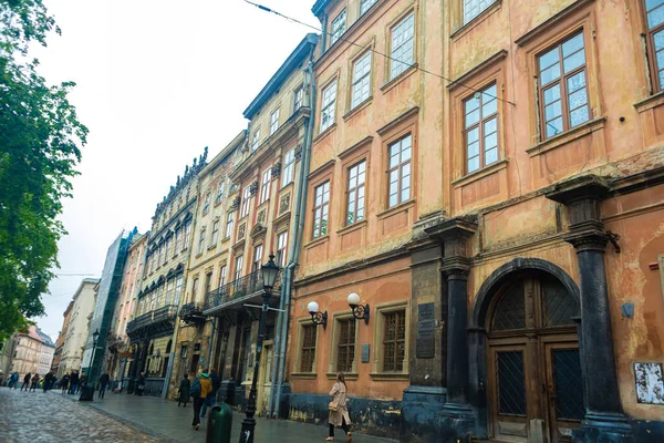Lviv şehrinin merkez meydanındaki binaların mimarisi. Eski Avrupa. Lviv, Ukrayna - 05.15.2019