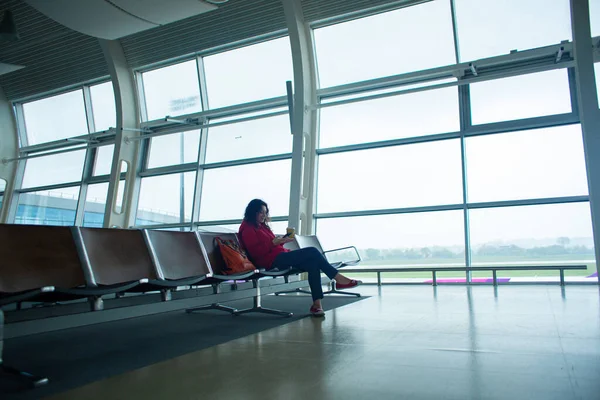 Flicka Sitter Tom Rad Säten Framför Stor Målat Glasfönster Flygplats — Stockfoto