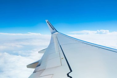 Yükseklikte uçak uçuşu. Bulutların üstünde bir uçak. Kanat manzaralı. Lviv, Ukrayna - 05.15.2019