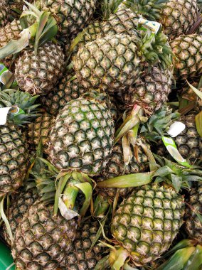 Süpermarketin bakkal bölümünde ananas tezgahları var..
