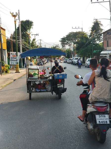 摩托车上的移动计数器 亚洲的街头贸易 Samui Tailand 2020 — 图库照片