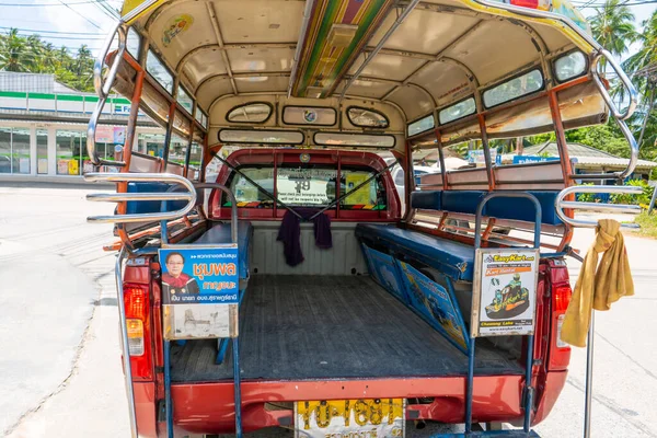 Nsanları Arka Tarafa Taşıyan Bir Kamyon Tayland Köylerinde Toplu Taşıma — Stok fotoğraf