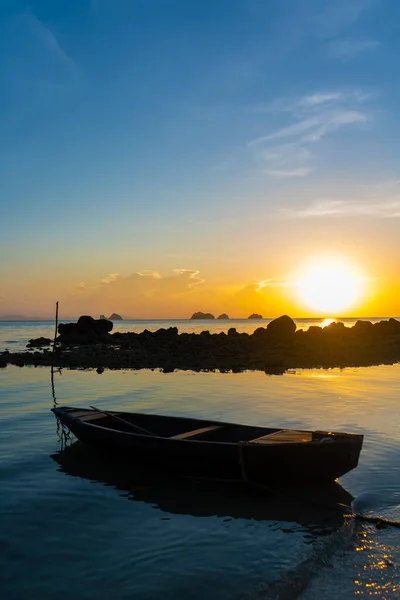 Tayland Tropik Bir Adanın Sahilinde Güzel Bir Gün Batımı Okyanustaki — Stok fotoğraf