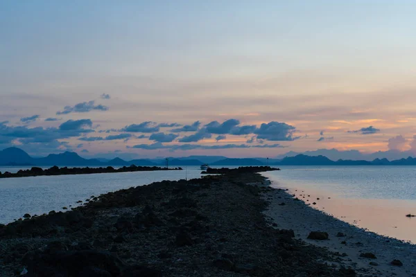 Deniz Kıyısında Gün Batımının Muhteşem Manzarası Günbatımının Renkleri Sudaki Adanın — Stok fotoğraf