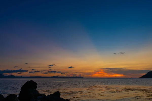Прекрасный Закатный Пейзаж Берегу Моря Цвета Закатного Неба Силуэт Острова — стоковое фото