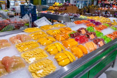 Süpermarketin market bölümünde meyve tezgahları var. samui , tailand - 02.24.2020
