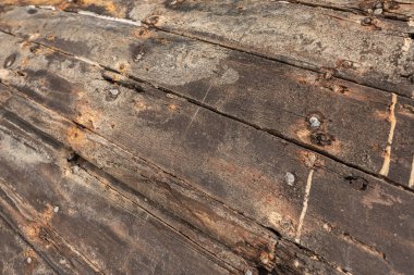 Eski çatlamış ahşabın dokusu. Eski ahşap çitler. Çivilenmiş.