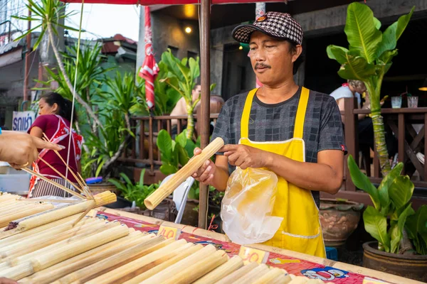 Straat Voedselmarkt Azië Een Man Verkoopt Rijst Bamboe Stengels Samui — Stockfoto