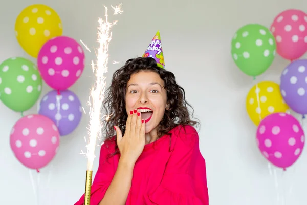 Gefeliciteerd Met Verjaardag Sexy Brunette Meisje Poseren Met Ballonnen Vuurwerk — Stockfoto