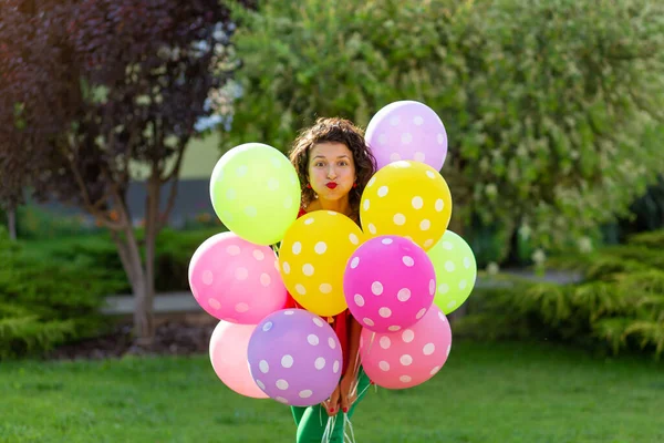 Giovane Ragazza Bruna Gioiosa Luminosa Con Palloncini Colorati Stile Vita — Foto Stock