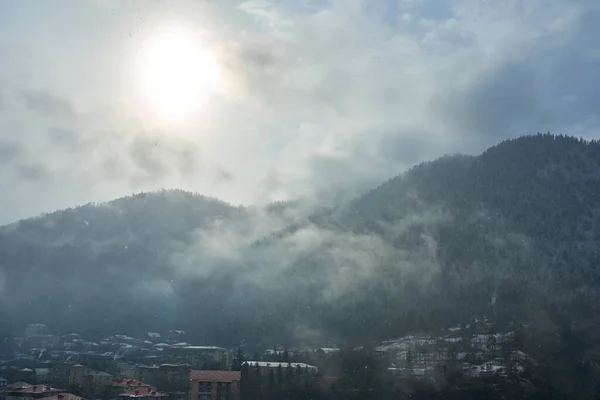 Zimowy Krajobraz Górski Małe Miasteczko Pomiędzy Górami Nad Miastem Wisi — Zdjęcie stockowe