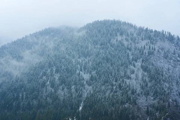 冬の山の風景 山の間の小さな町 街に雲がかかってる — ストック写真