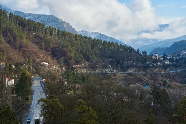 ジョージア州ボルジョミ市 山の中の都市 空気と自然の美しさ — ストック写真