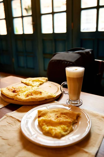 Mittagessen Einem Café Chachapuri Und Latte — Stockfoto