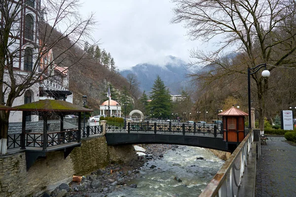 ボルジョミ市の公園 山の川が流れる — ストック写真