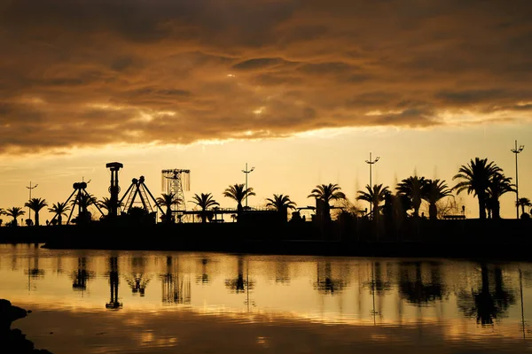 Abendlicher Sonnenuntergang Auf Dem Damm Der Kurstadt Eine Palmenreihe Vor — Stockfoto