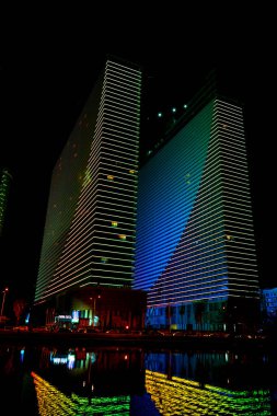 Batumi şehrindeki modern otel kompleksi Orbi City 'nin akşam manzarası. Batum, Gürcistan - 03.19.2021