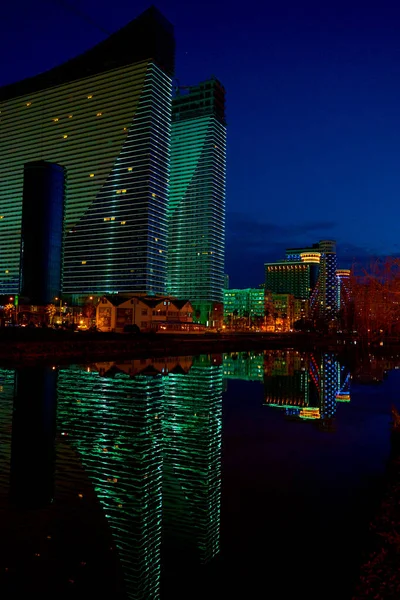 バトゥミ市内の近代的なホテル複合Orbi Cityの夕景 バトゥミ ジョージア州 2021 — ストック写真