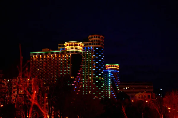 巴统市现代酒店建筑群Orbi City的夜景 格鲁吉亚巴统 2021 — 图库照片