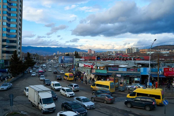 交通量の多い街の通り 一日の写真 トビリシ グルジア 2021 — ストック写真