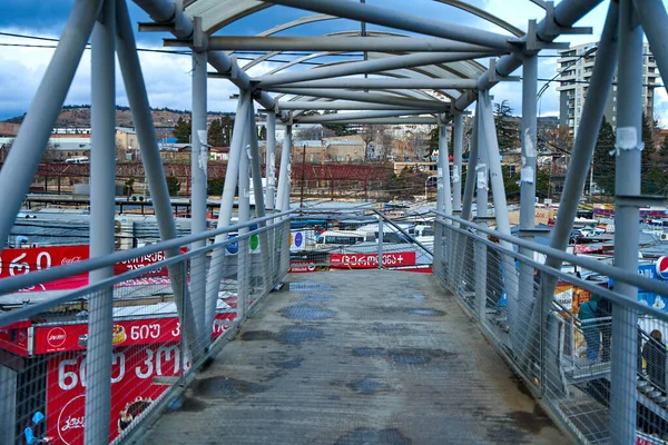 Eine Brücke Aus Runden Metallrohren Über Die Straße Tiflis Georgien — Stockfoto