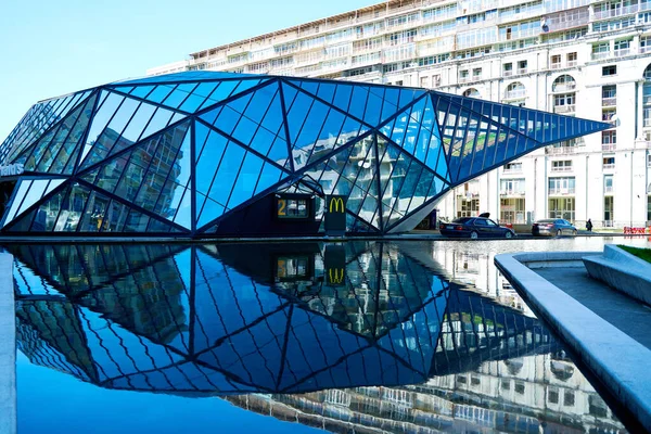 Batumi şehrinde modern mimari. Garip şekilli bir tasarım binası. Batum, Gürcistan - 03.19.2021