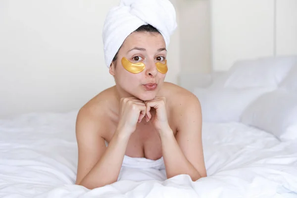 Prysznicu Dziewczyna Jest Owinięta Ręcznik Nosi Plastry Kosmetyczne Dla Skóry — Zdjęcie stockowe