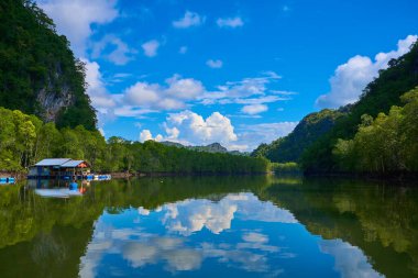 Malezya 'nın Langkawi adasında yüzen bir balık çiftliği..