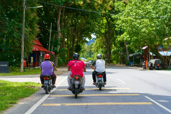 Uma Empresa Três Pessoas Andar Moto Longo Estrada Dia Sol — Fotografia de Stock
