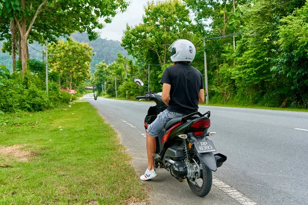 Een Man Een Motor Weg Groene Jungle Van Maleisië Ongelooflijke — Stockfoto